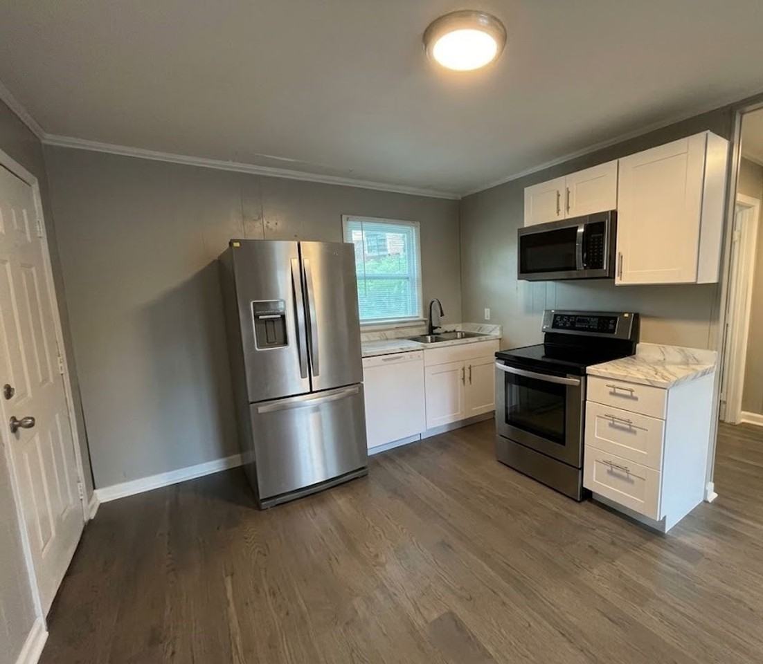 215 Sloan Ave - Photo 2 of 25
