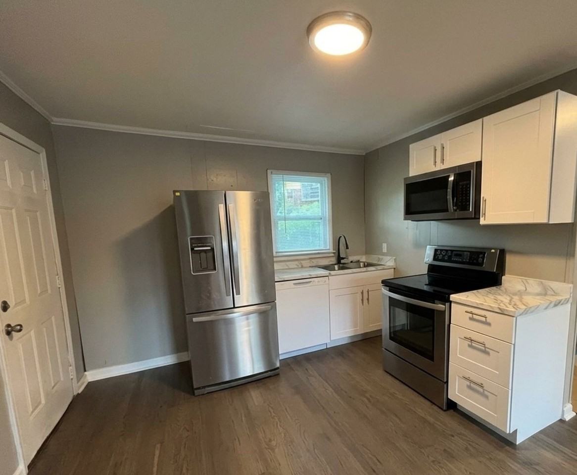 215 Sloan Ave - Photo 3 of 25