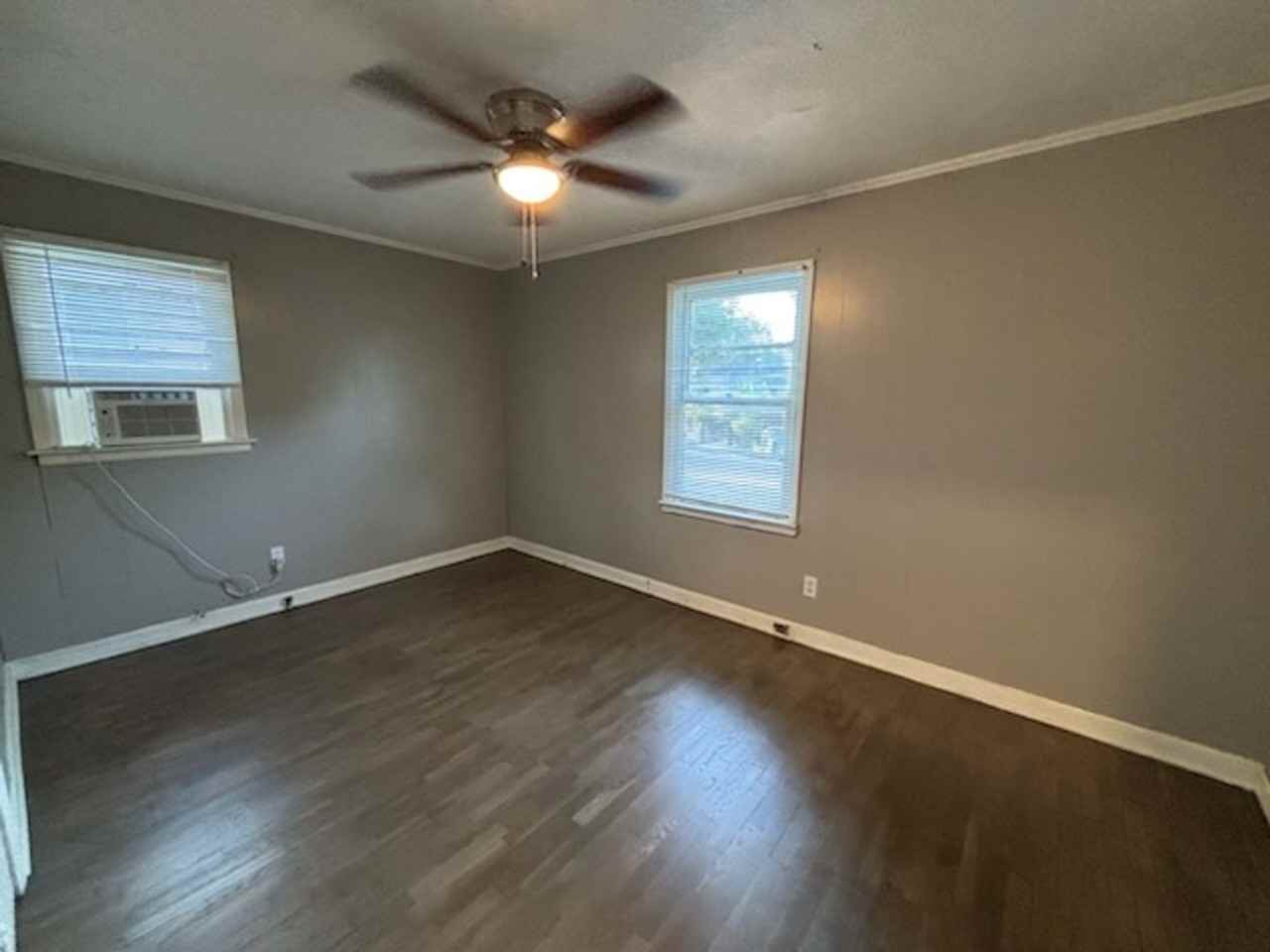215 Sloan Ave - Photo 4 of 25