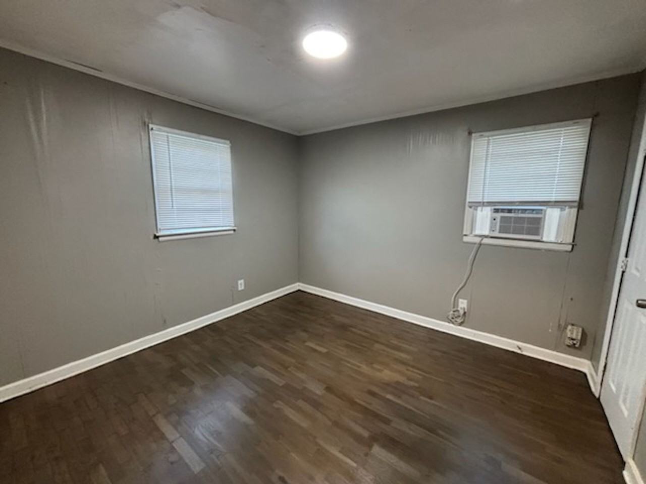 215 Sloan Ave - Photo 7 of 25