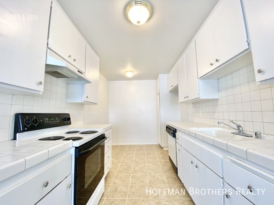 121 N Croft Ave #207 - Photo 3 of 25