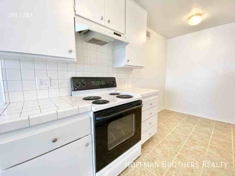 121 N Croft Ave #207 - Photo 4 of 25