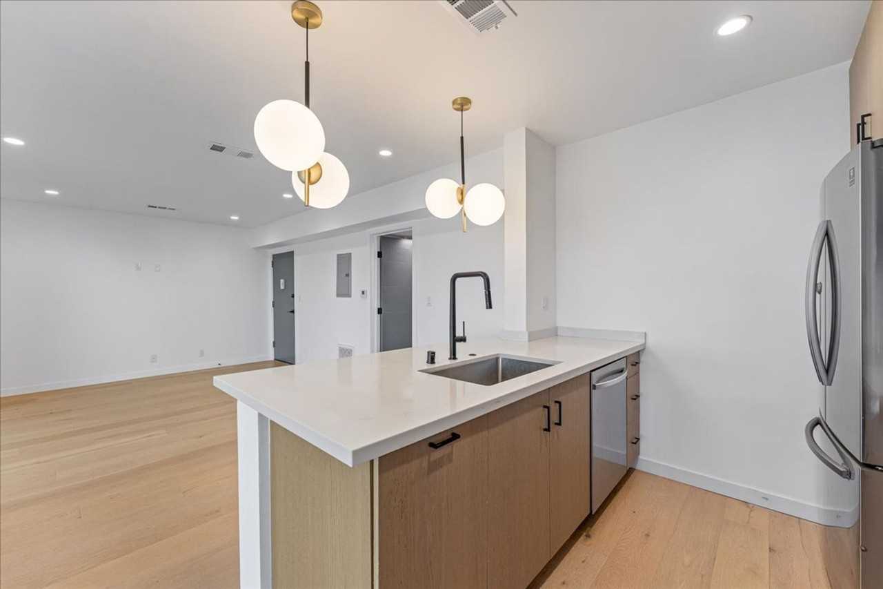 1210 Larrabee St #04 - Photo 3 of 14