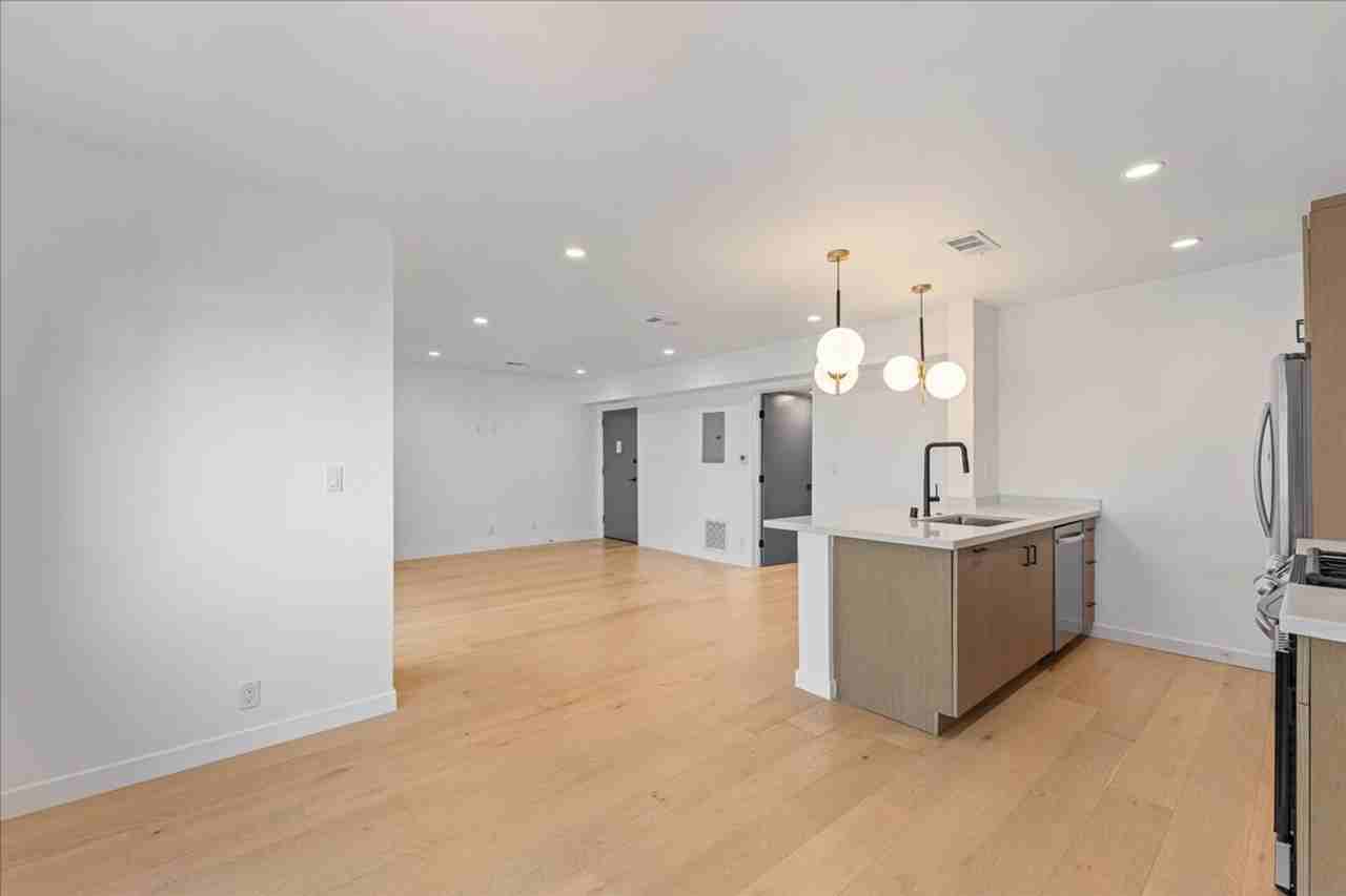 1210 Larrabee St #04 - Photo 5 of 14