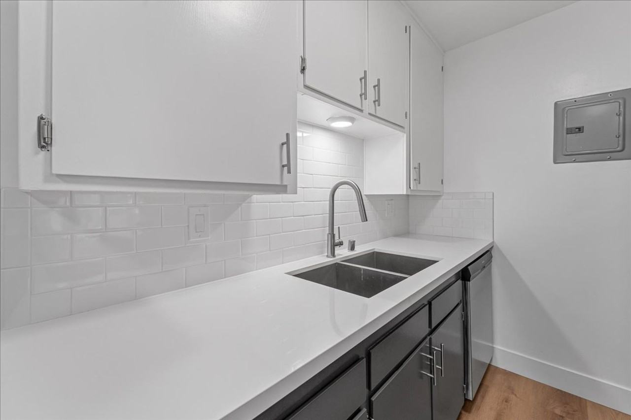 4909 Sycamore Ter #09 - Photo 4 of 15