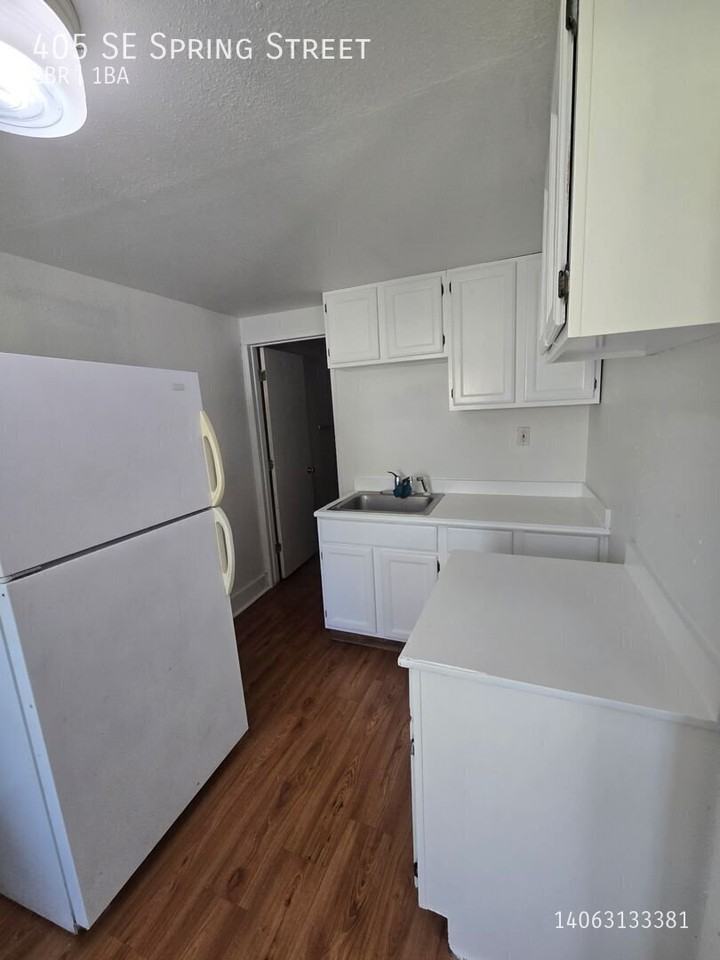 405 Se Spring St - Photo 3 of 8
