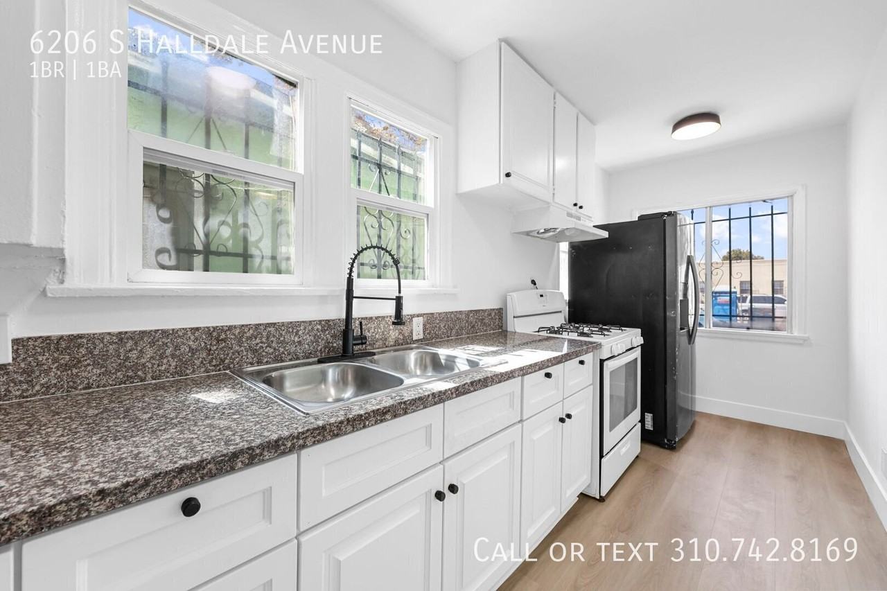 6206 S Halldale Ave - Photo 4 of 21