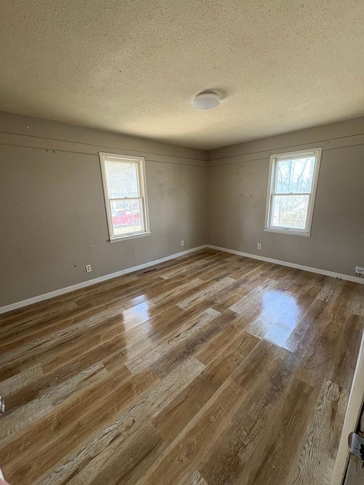 318 N Oak St - Photo 2 of 8