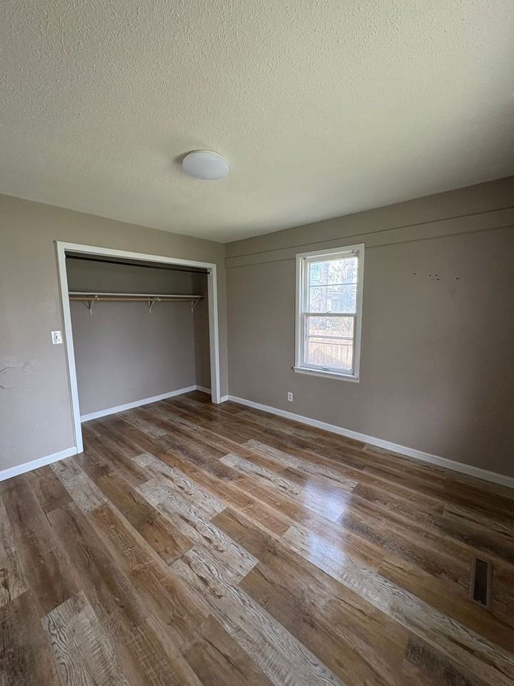318 N Oak St - Photo 3 of 8