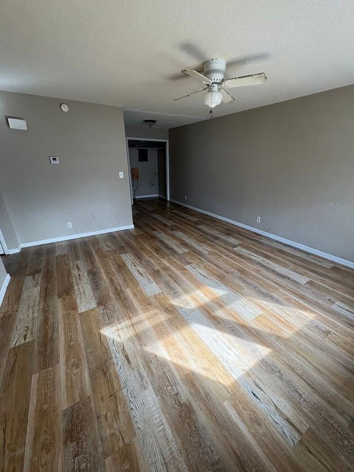318 N Oak St - Photo 4 of 8