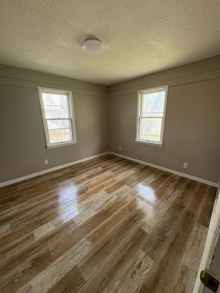 318 N Oak St - Photo 5 of 8