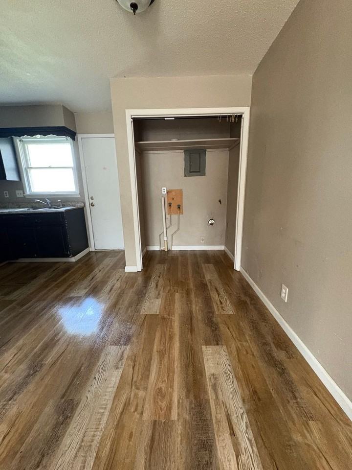 318 N Oak St - Photo 6 of 8