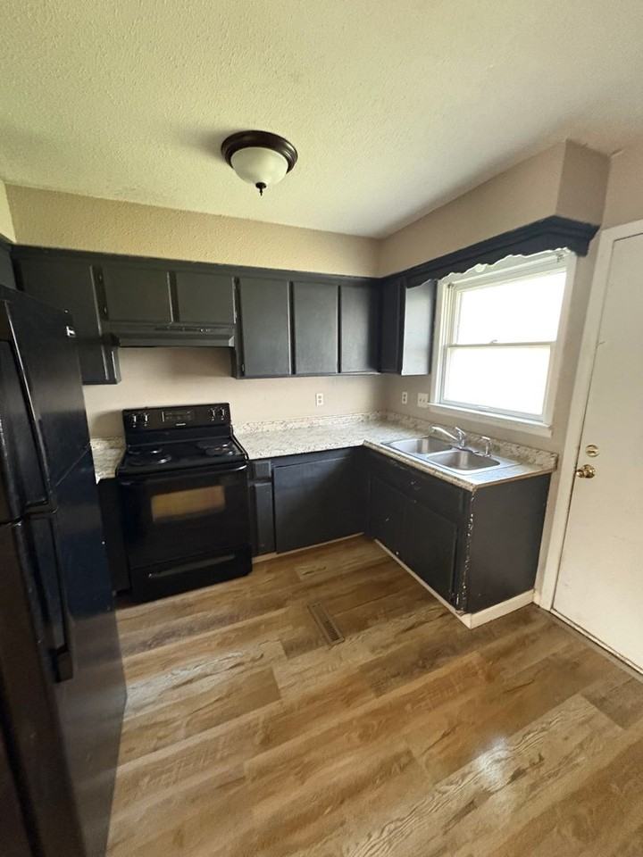 318 N Oak St - Photo 7 of 8