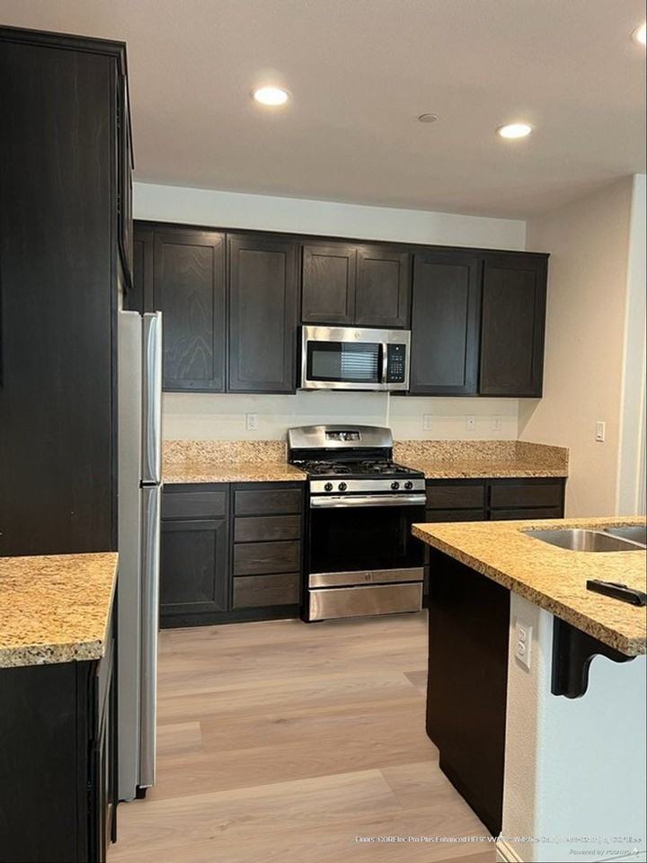 1943 Sterling Pl - Photo 5 of 17