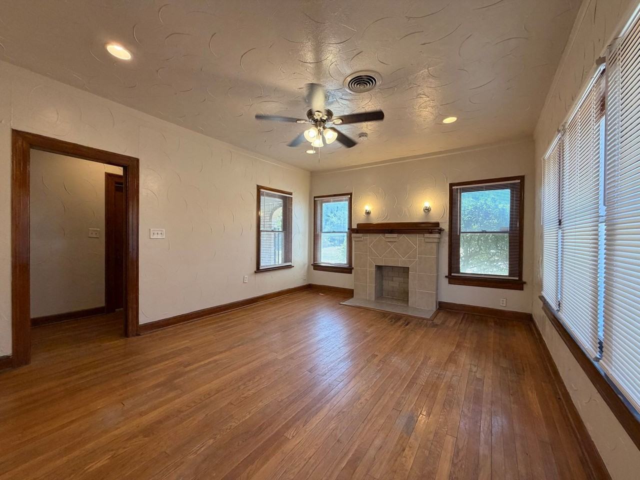 943 E Powell Ave - Photo 5 of 25