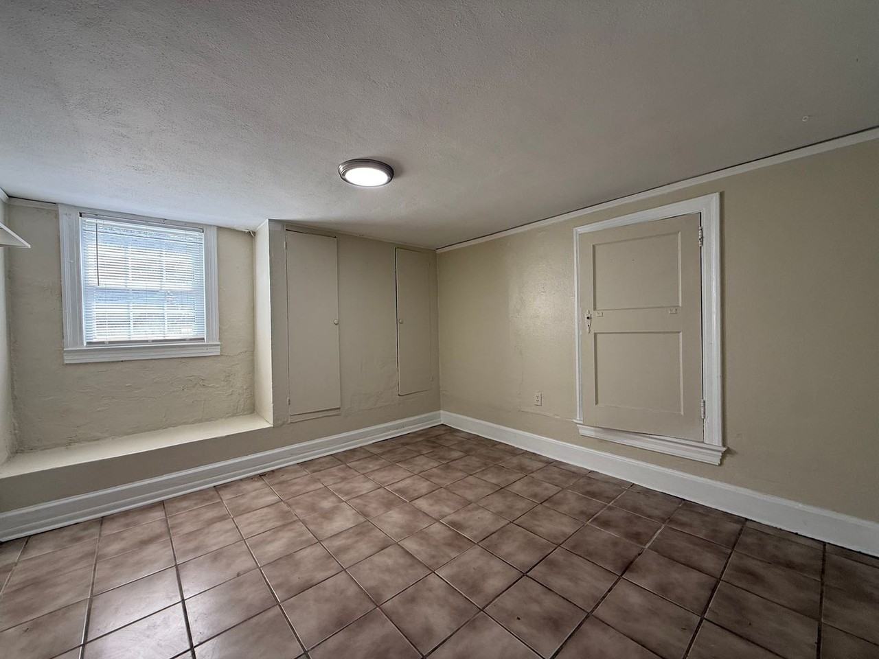 410 E Carolina St - Photo 3 of 9