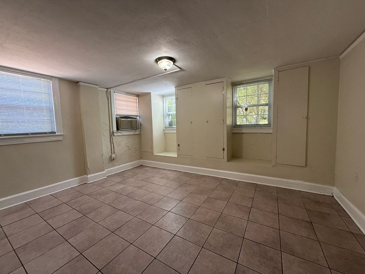 410 E Carolina St - Photo 4 of 9