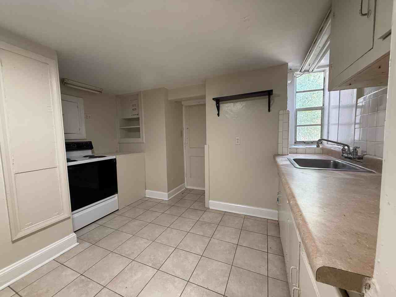 410 E Carolina St - Photo 5 of 9