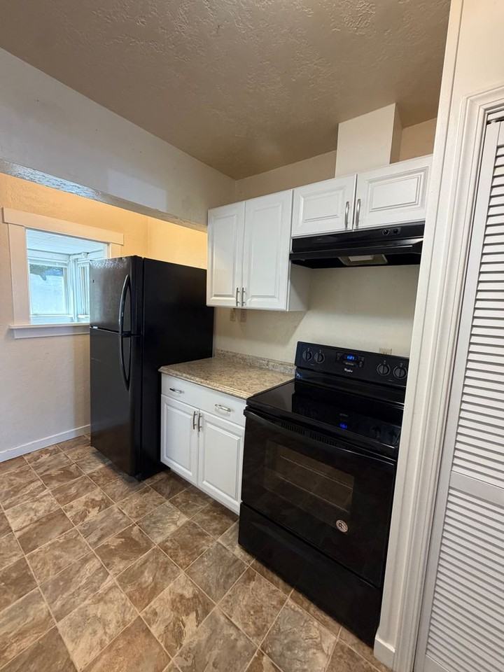 2130 Vine Ave - Photo 3 of 15