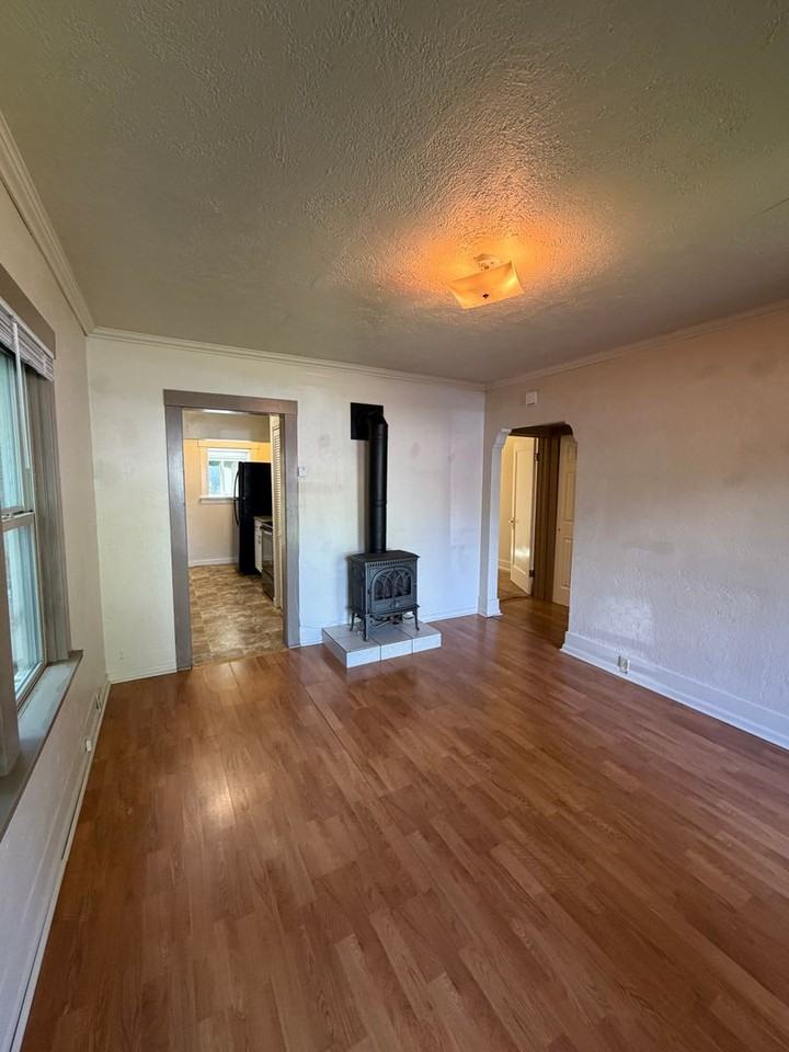 2130 Vine Ave - Photo 4 of 15