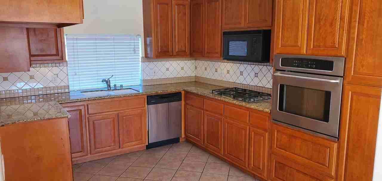 184 Ulysses St - Photo 5 of 26