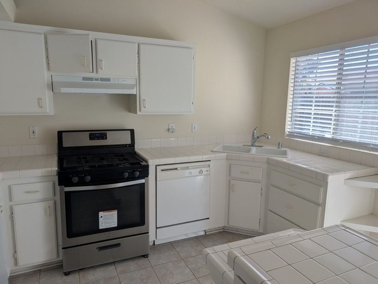 416 Embassy Ave - Photo 5 of 20