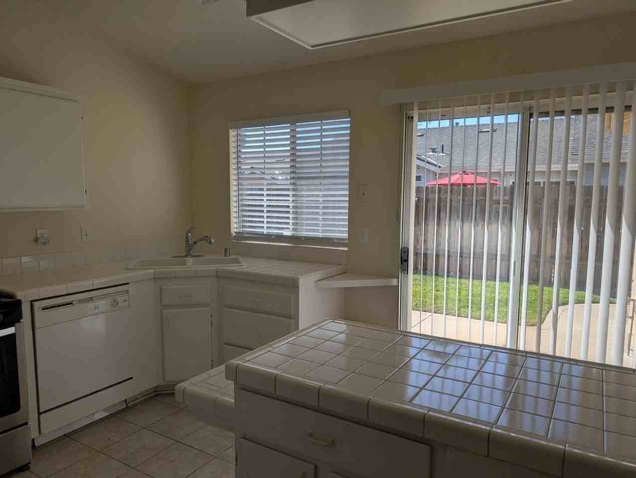 416 Embassy Ave - Photo 7 of 20