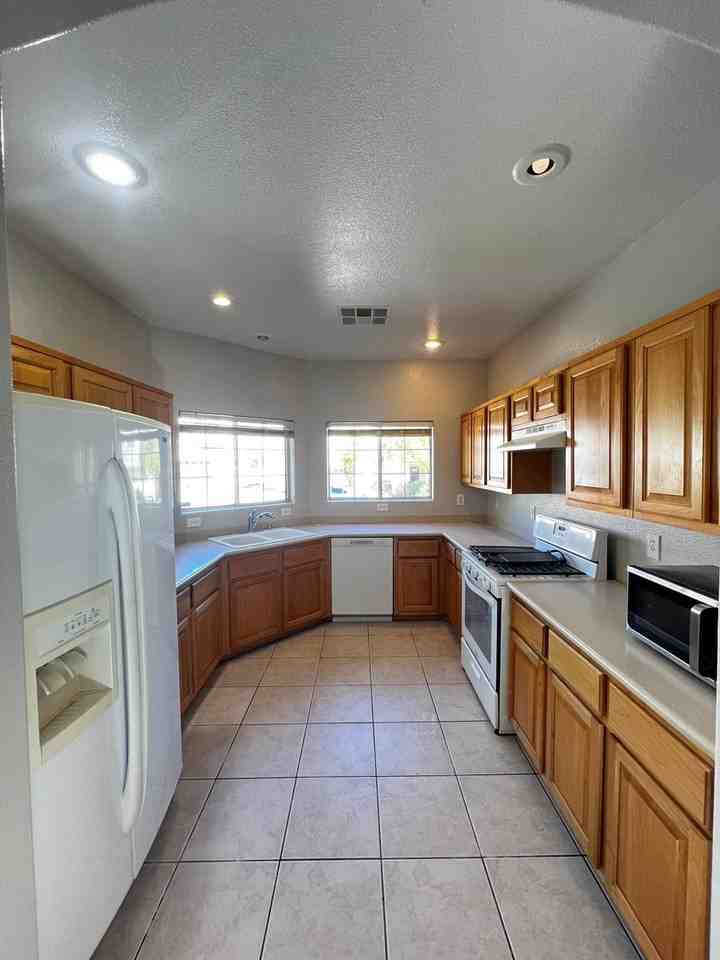 8927 Snowtrack Ave - Photo 2 of 21