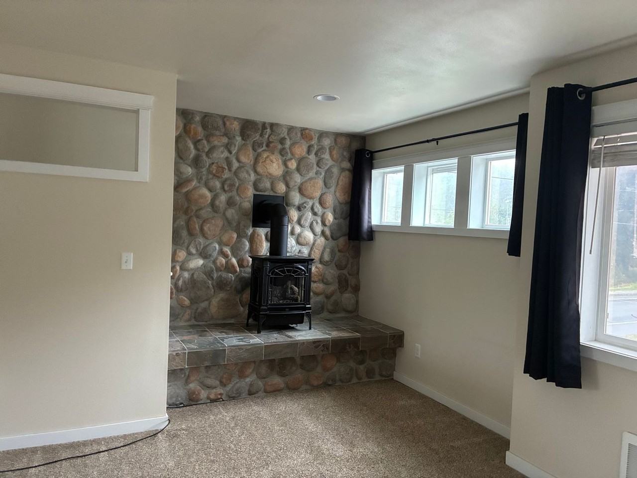 1229 E Fairhaven Ave - Photo 3 of 8