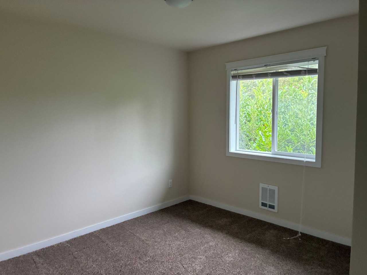 1229 E Fairhaven Ave - Photo 5 of 8