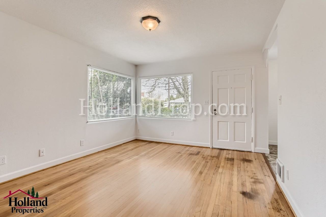 6868 N Smith St - Photo 3 of 12