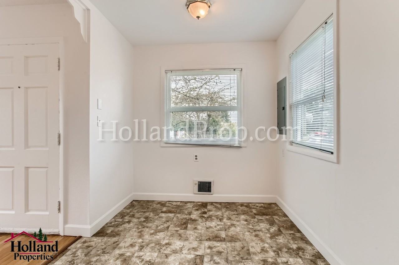 6868 N Smith St - Photo 4 of 12