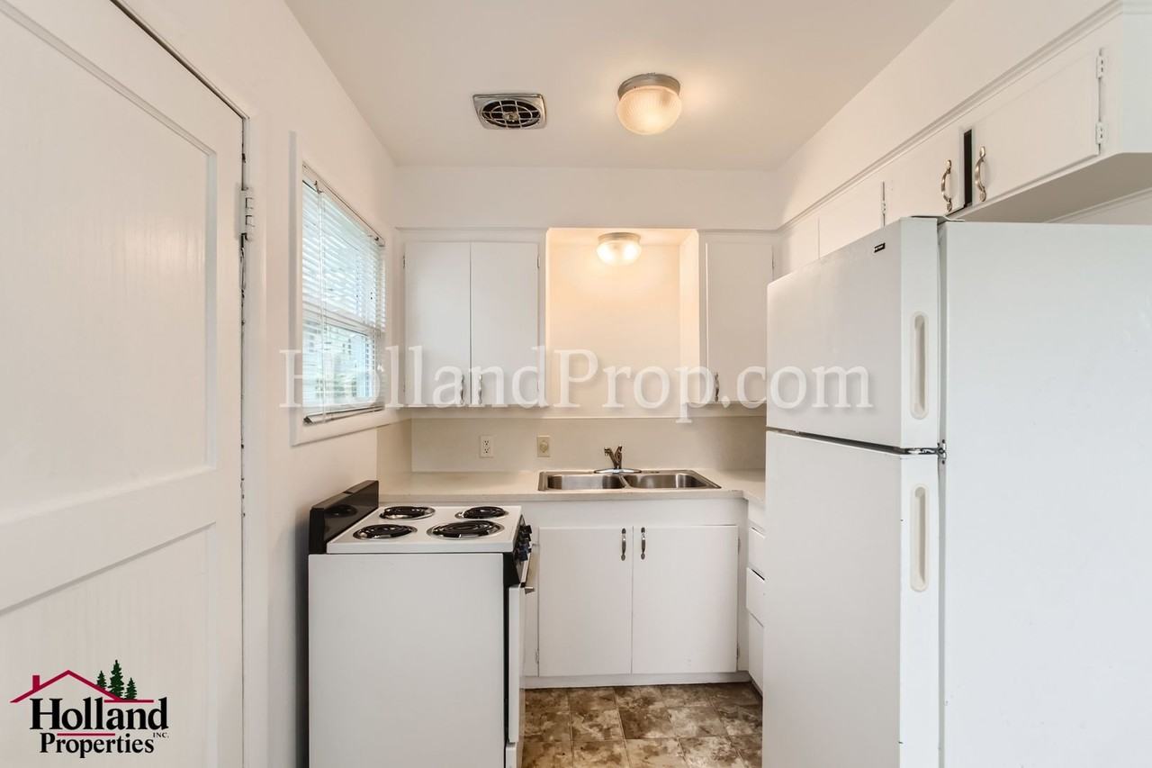 6868 N Smith St - Photo 5 of 12