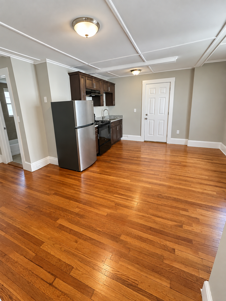 81 Broad St #1F - Photo 3 of 4