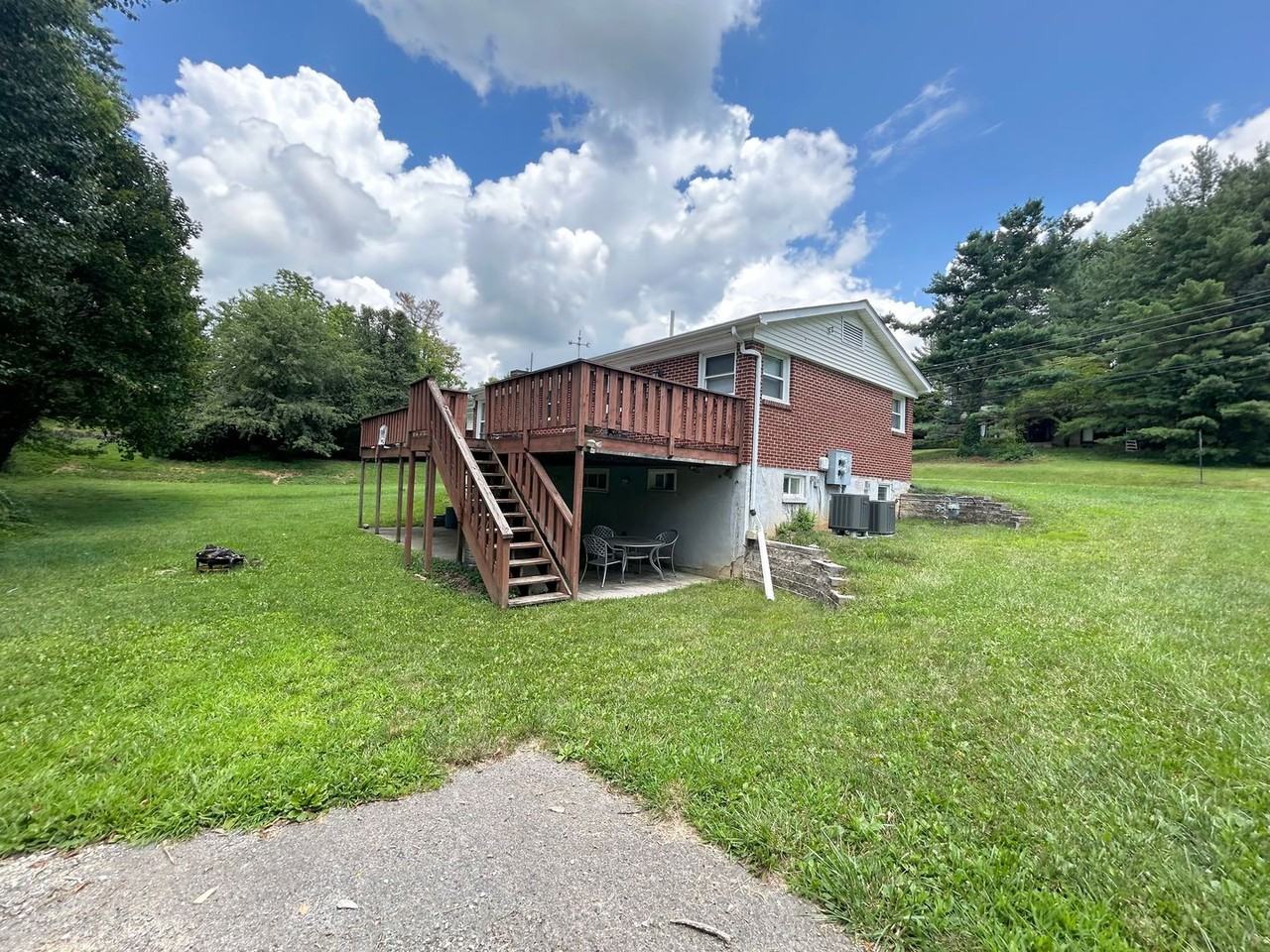 301 Patrick Henry Dr - Photo 2 of 14