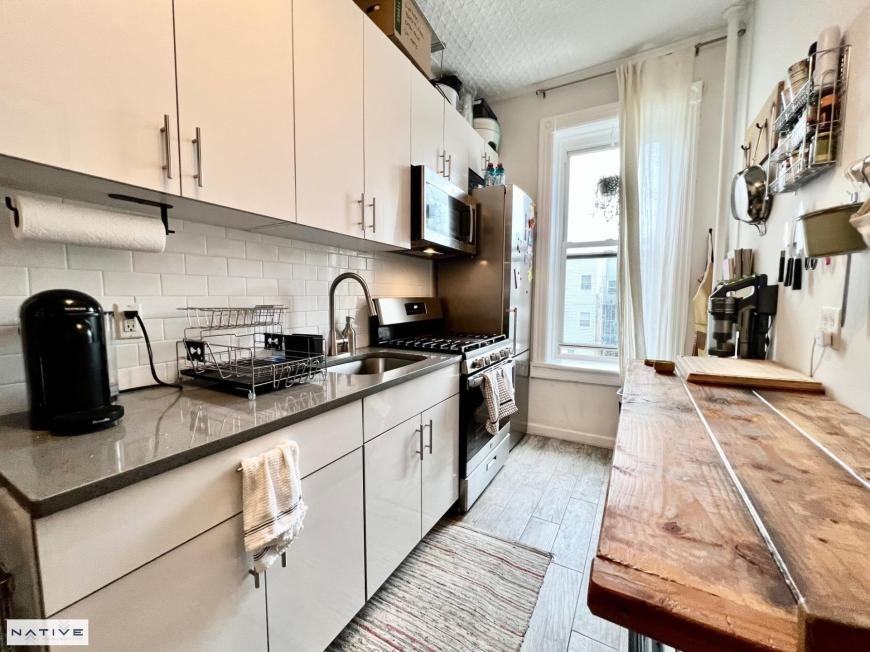 782 Manhattan Ave - Photo 4 of 10