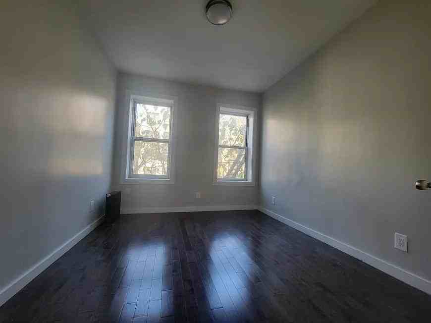 184 Nagle Ave - Photo 4 of 5