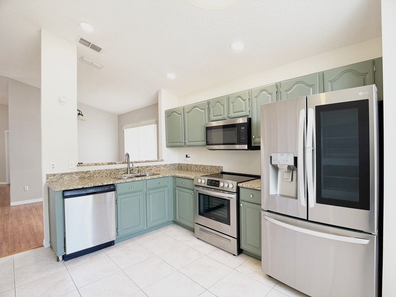 323 Allison Ave - Photo 4 of 37