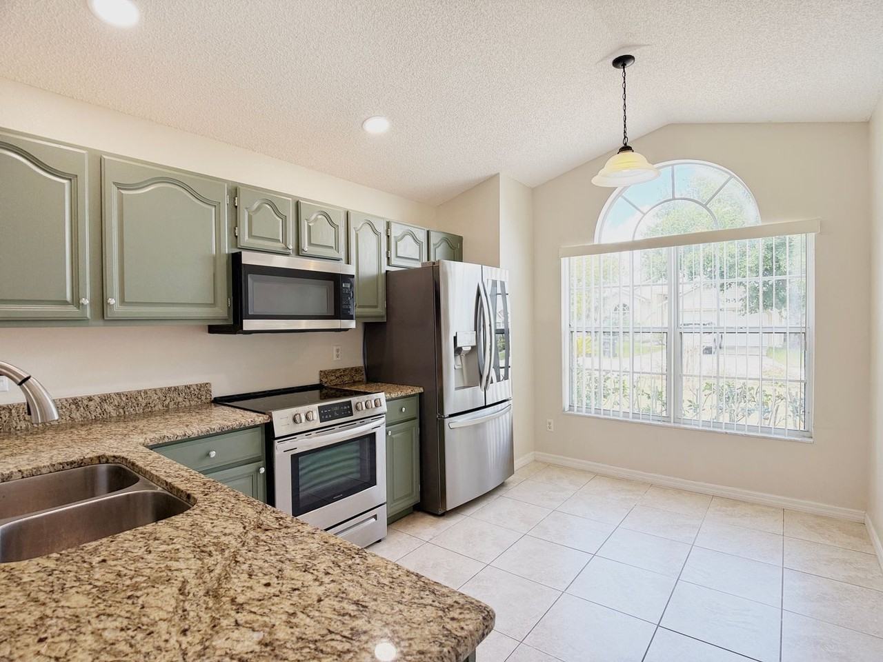 323 Allison Ave - Photo 5 of 37
