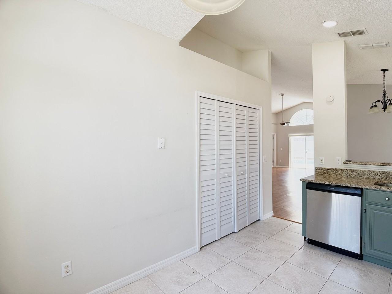 323 Allison Ave - Photo 7 of 37