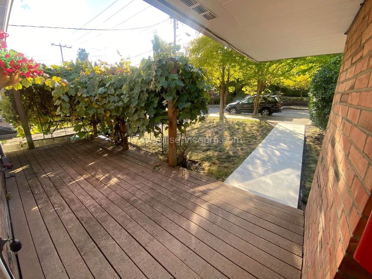 6522 38th Ave Ne - Photo 2 of 50