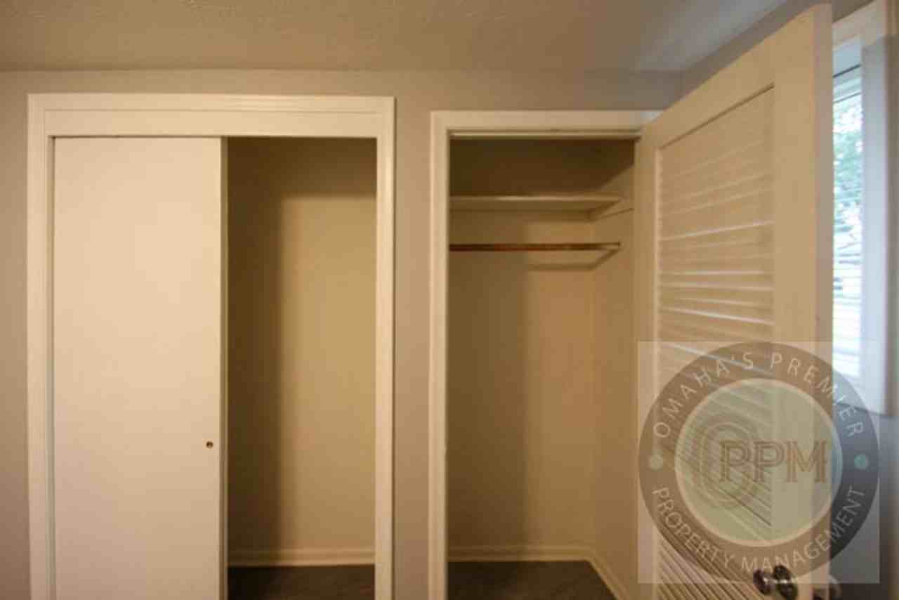 7313 S 50th St - Photo 3 of 35