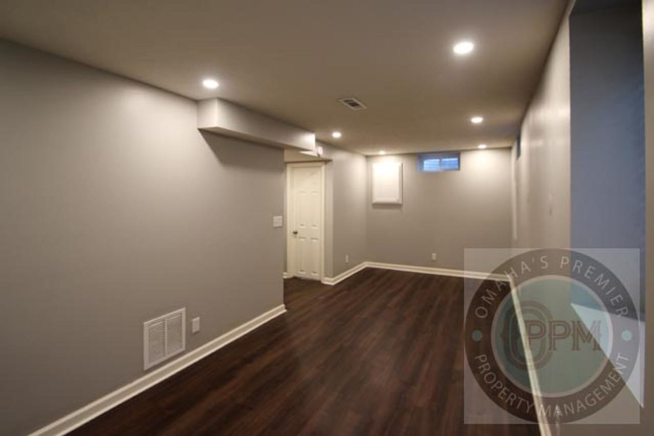 7313 S 50th St - Photo 6 of 35
