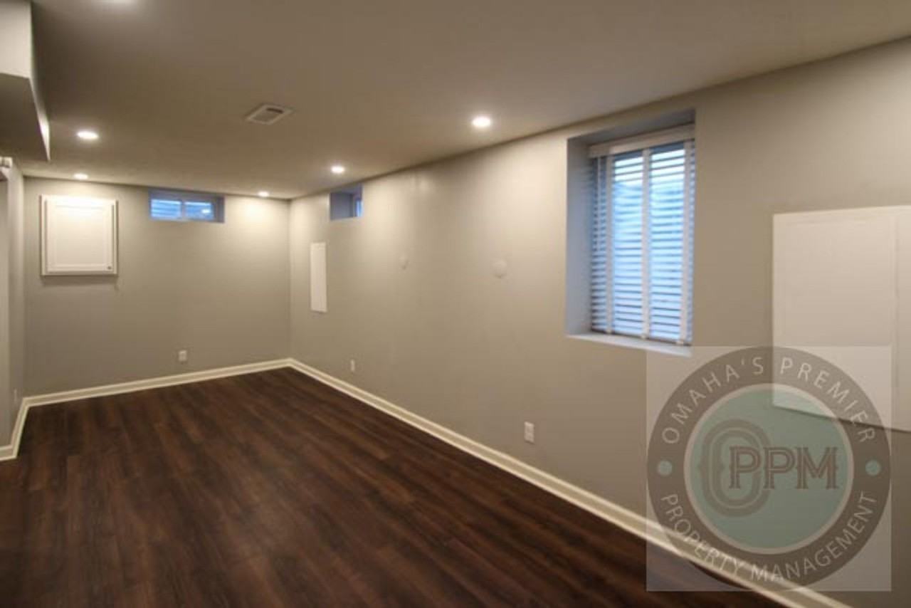 7313 S 50th St - Photo 7 of 35