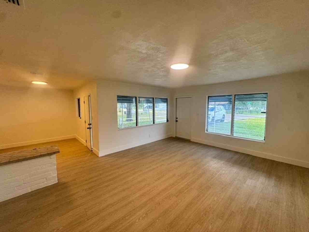 920 E 109th Ave - Photo 4 of 20