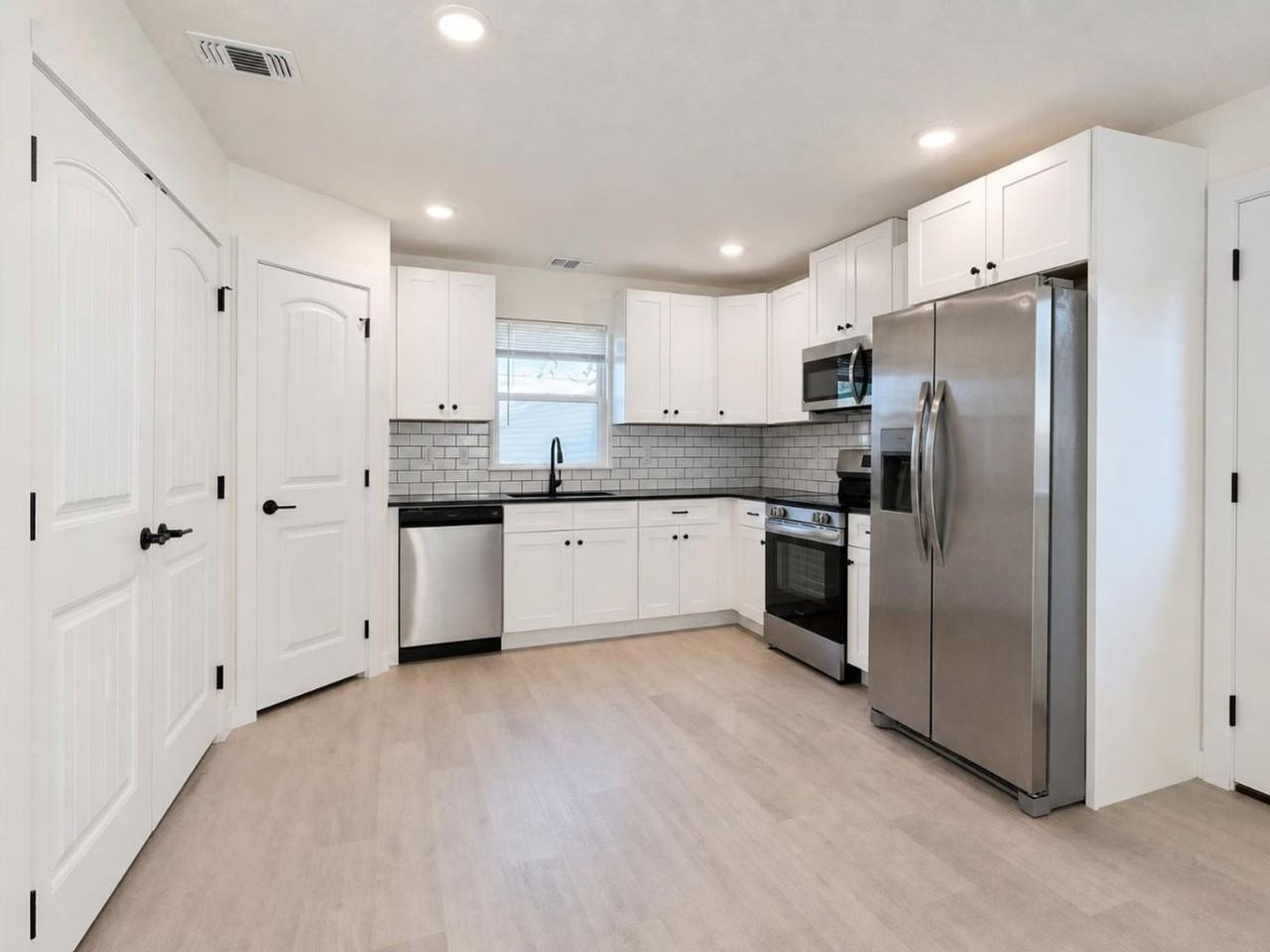 1118 S 51st St #B - Photo 3 of 10