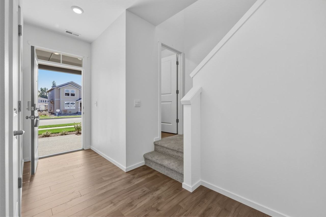8436 Ostrom Ave Se - Photo 4 of 35