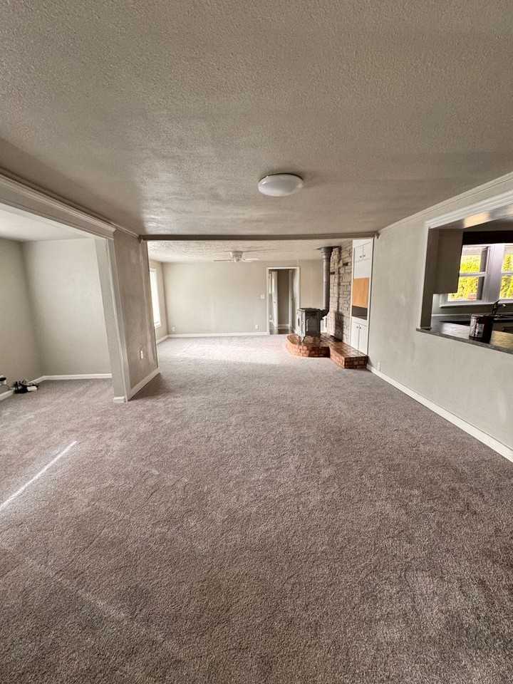 400 Elgarose Rd - Photo 7 of 18