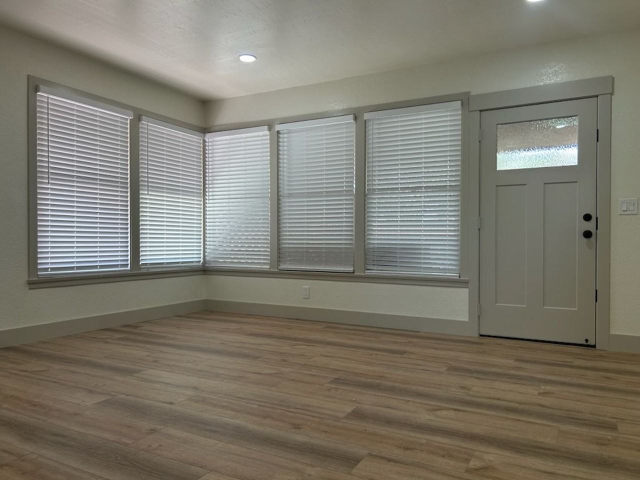 112 Valley St - Photo 3 of 14