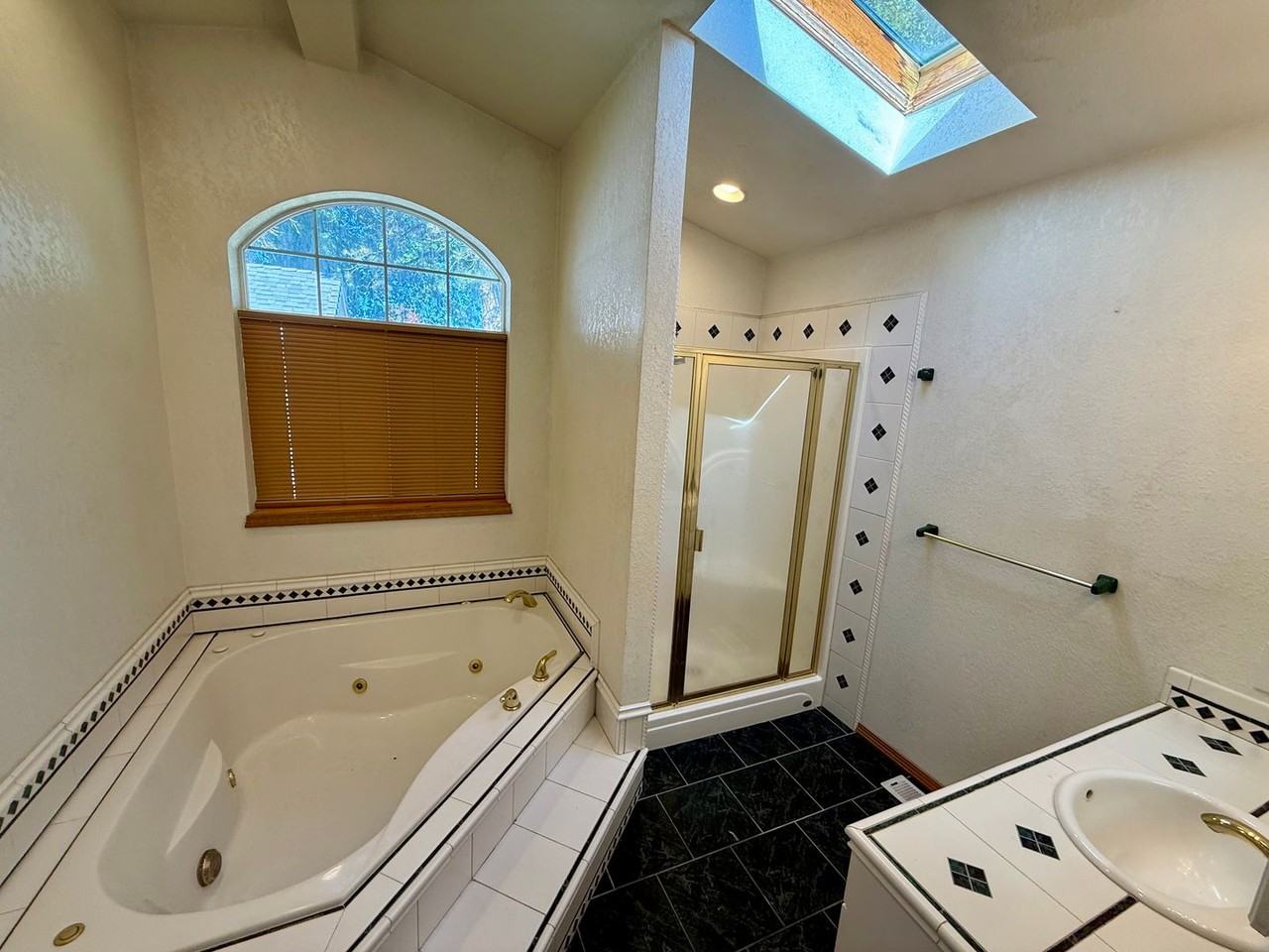 3861 Barry Ave - Photo 5 of 17